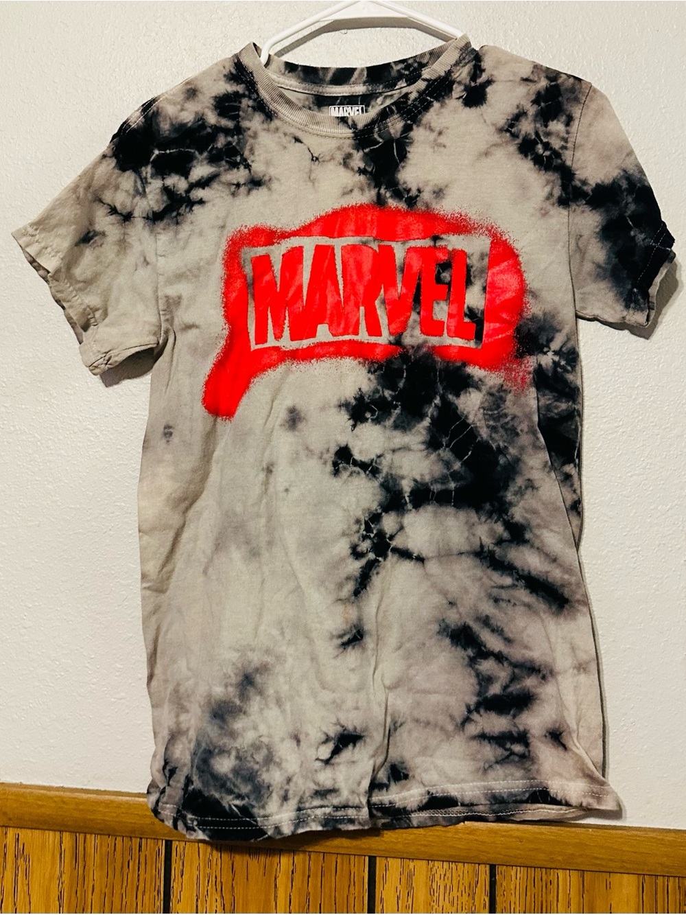 Marvel Graphic Tee Red & Black Tie-Dye Logo men size MEDIUM